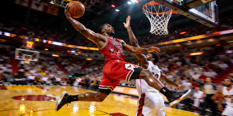 篮球NBA季后赛激烈对抗画面：球员飞跃扣篮